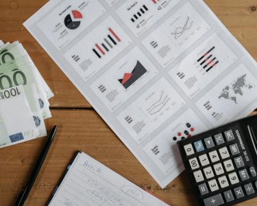 ilustrasi strategi membangun bisnis modern dengan teknologi digital dan pemasaran online