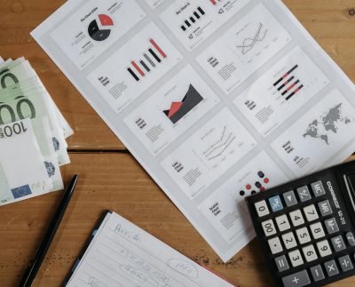 ilustrasi strategi membangun bisnis modern dengan teknologi digital dan pemasaran online