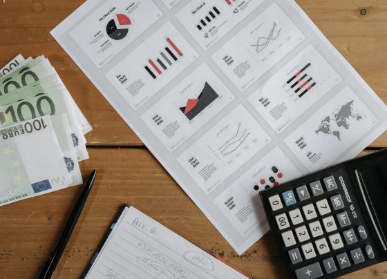 ilustrasi strategi membangun bisnis modern dengan teknologi digital dan pemasaran online