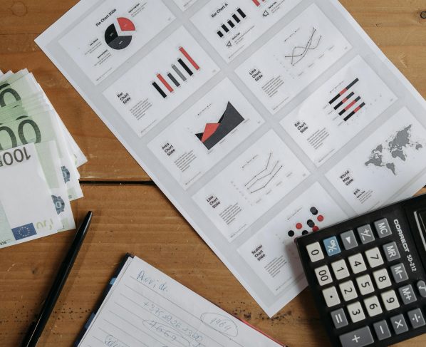 ilustrasi strategi membangun bisnis modern dengan teknologi digital dan pemasaran online