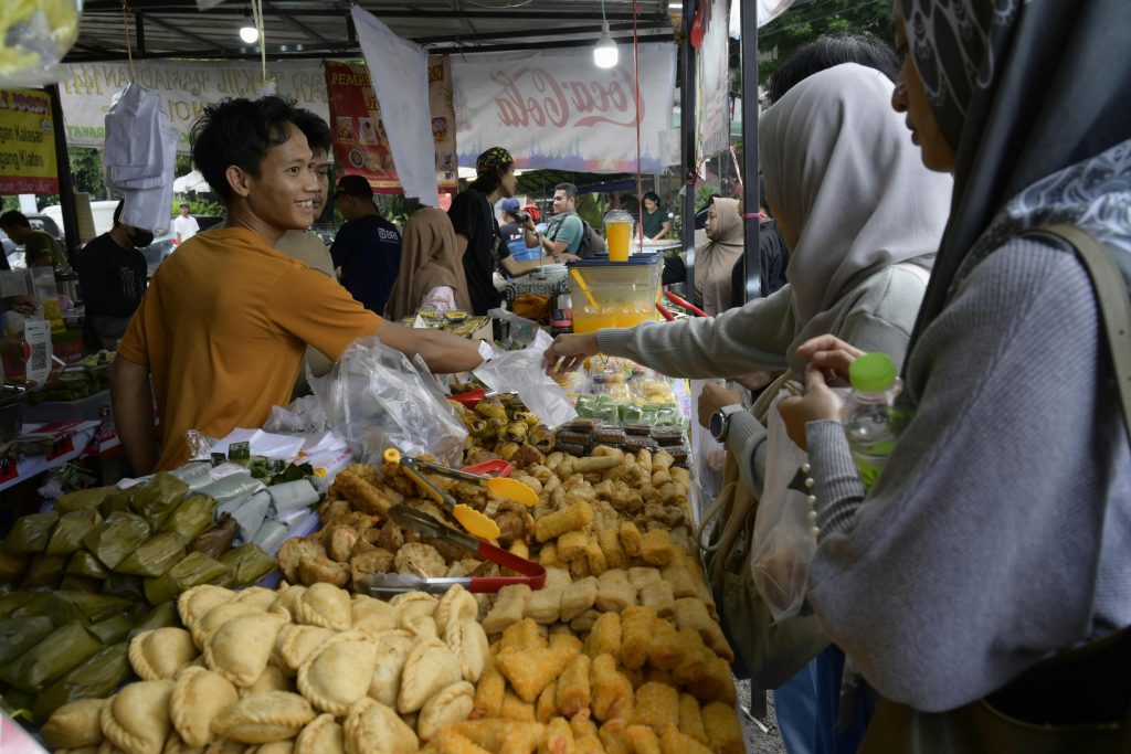 Berbagai jajanan kaki lima khas Indonesia tersusun di etalase pedagang.