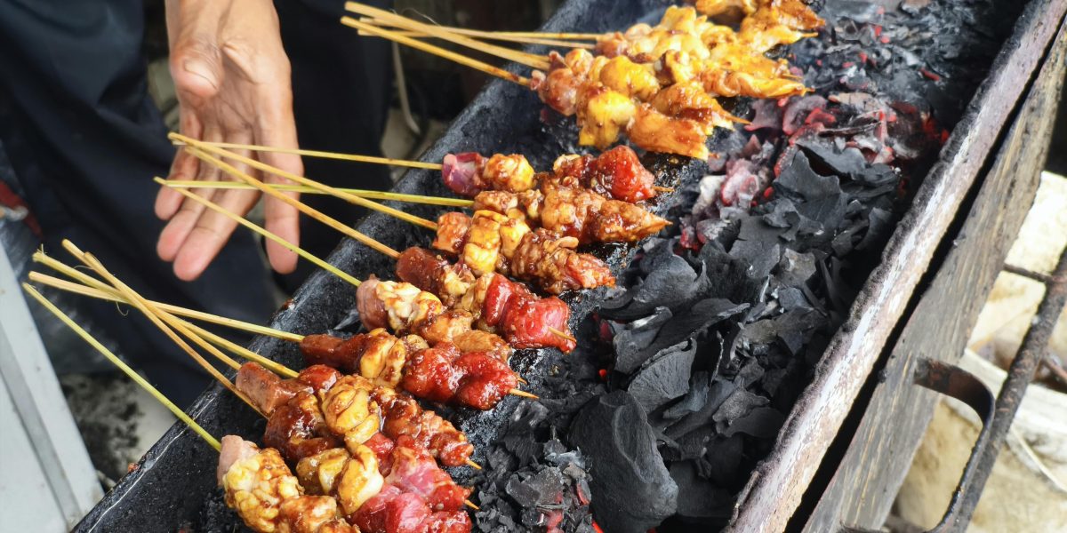 ilustrasi teknik memasak modern seperti sautéing, grilling, dan slow cooking