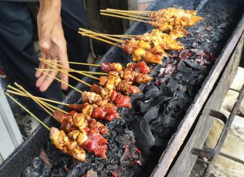 ilustrasi teknik memasak modern seperti sautéing, grilling, dan slow cooking