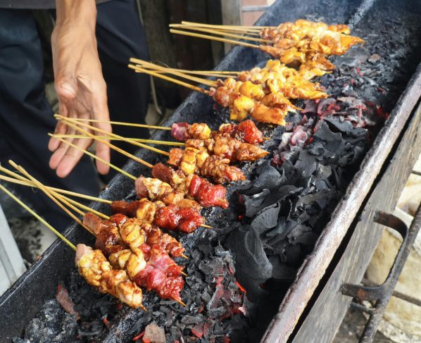 ilustrasi teknik memasak modern seperti sautéing, grilling, dan slow cooking