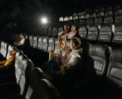 ilustrasi tren hiburan modern dengan platform streaming dan media digital