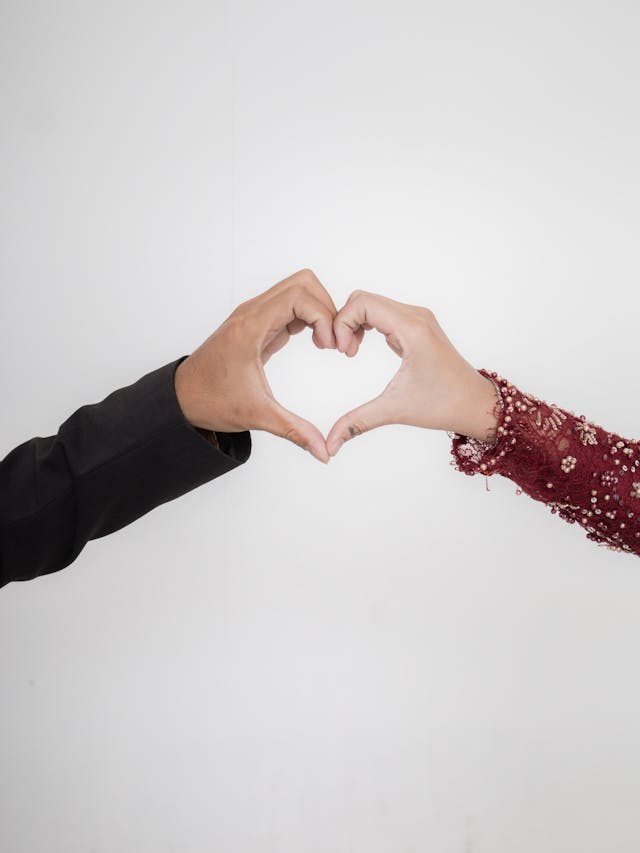 Dunia Peringati Hari Kasih Sayang dengan Pesan Perdamaian