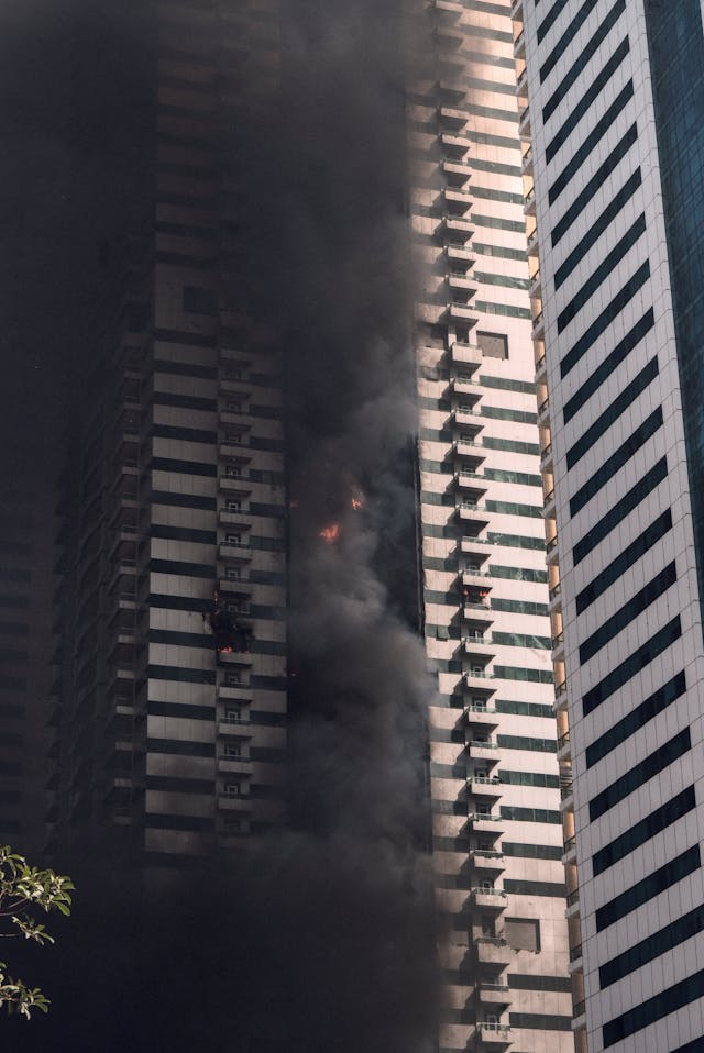 Kebakaran Besar di Kawasan Permukiman Jakarta Timur, Warga Panik dan Ratusan Personel Dikerahkan