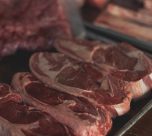 aktivitas penjualan daging sapi di pasar tradisional saat idul adha 2 juni 2026