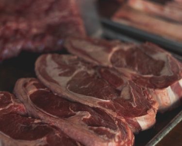 aktivitas penjualan daging sapi di pasar tradisional saat idul adha 2 juni 2026