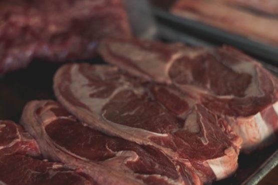 aktivitas penjualan daging sapi di pasar tradisional saat idul adha 2 juni 2026