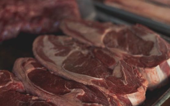 aktivitas penjualan daging sapi di pasar tradisional saat idul adha 2 juni 2026