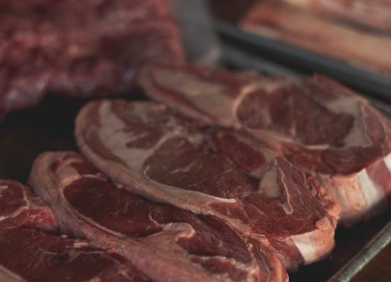 aktivitas penjualan daging sapi di pasar tradisional saat idul adha 2 juni 2026