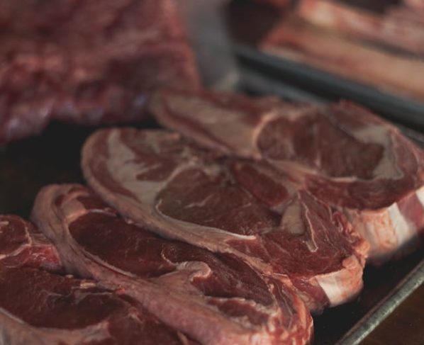 aktivitas penjualan daging sapi di pasar tradisional saat idul adha 2 juni 2026