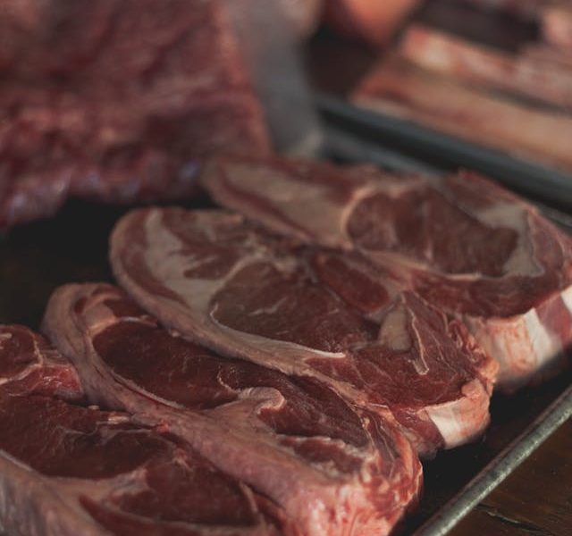 aktivitas penjualan daging sapi di pasar tradisional saat idul adha 2 juni 2026