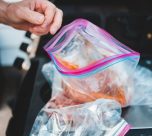 pembagian daging sapi kurban kepada masyarakat saat idul adha