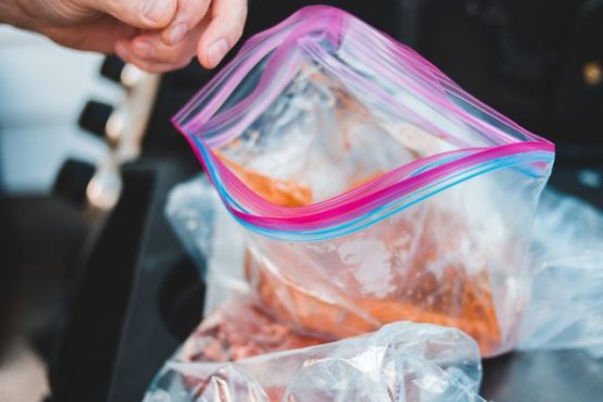 pembagian daging sapi kurban kepada masyarakat saat idul adha