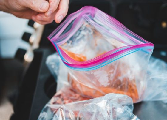 pembagian daging sapi kurban kepada masyarakat saat idul adha
