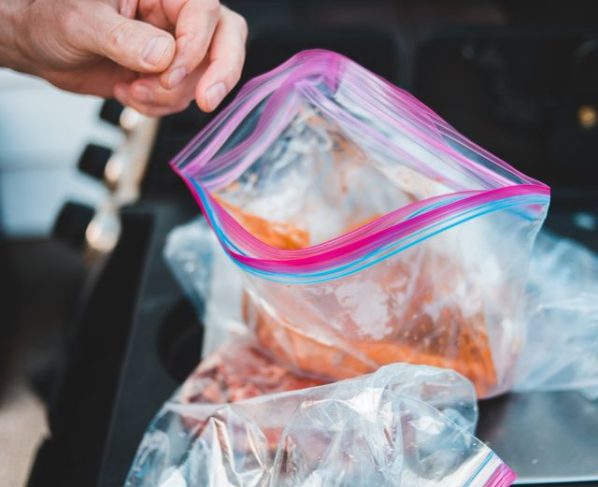 pembagian daging sapi kurban kepada masyarakat saat idul adha