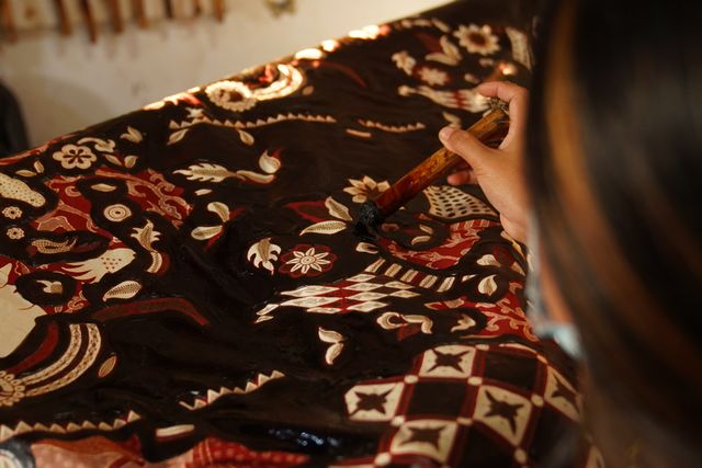 Indonesia Memperingati Hari Batik Nasional dengan Berbagai Kegiatan Budaya dan Edukasi