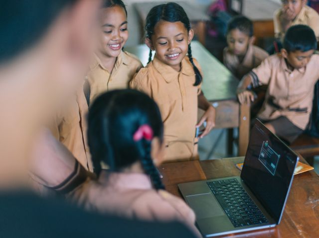 Pentingnya Literasi Digital untuk Meningkatkan Daya Saing Generasi Muda