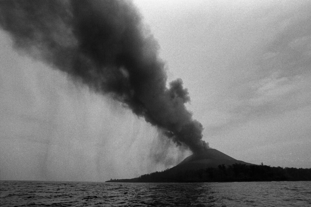 Gunung Anak Krakatau Meletus, Abu Vulkanik Menyebar dan Ganggu Penerbangan di Banten, Jakarta, Hingga Lampung