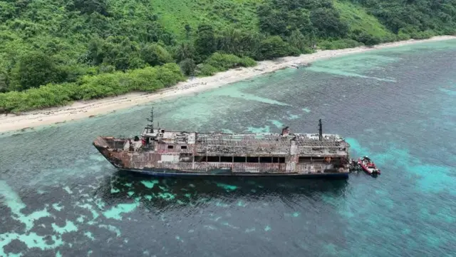 Tragedi Maritim di Perairan Pasifik: Kapal Feri Filipina Terbakar, Operasi Penyelamatan Korban Hilang Dipacu